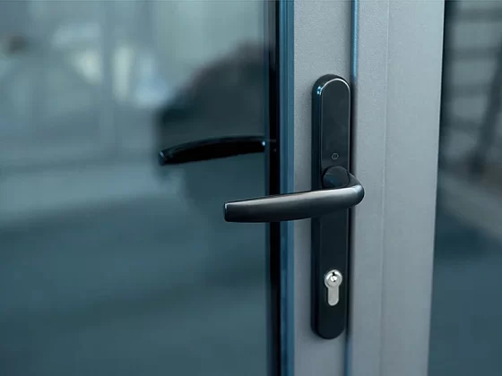 stylish-door-handle-with-lock-glass-door